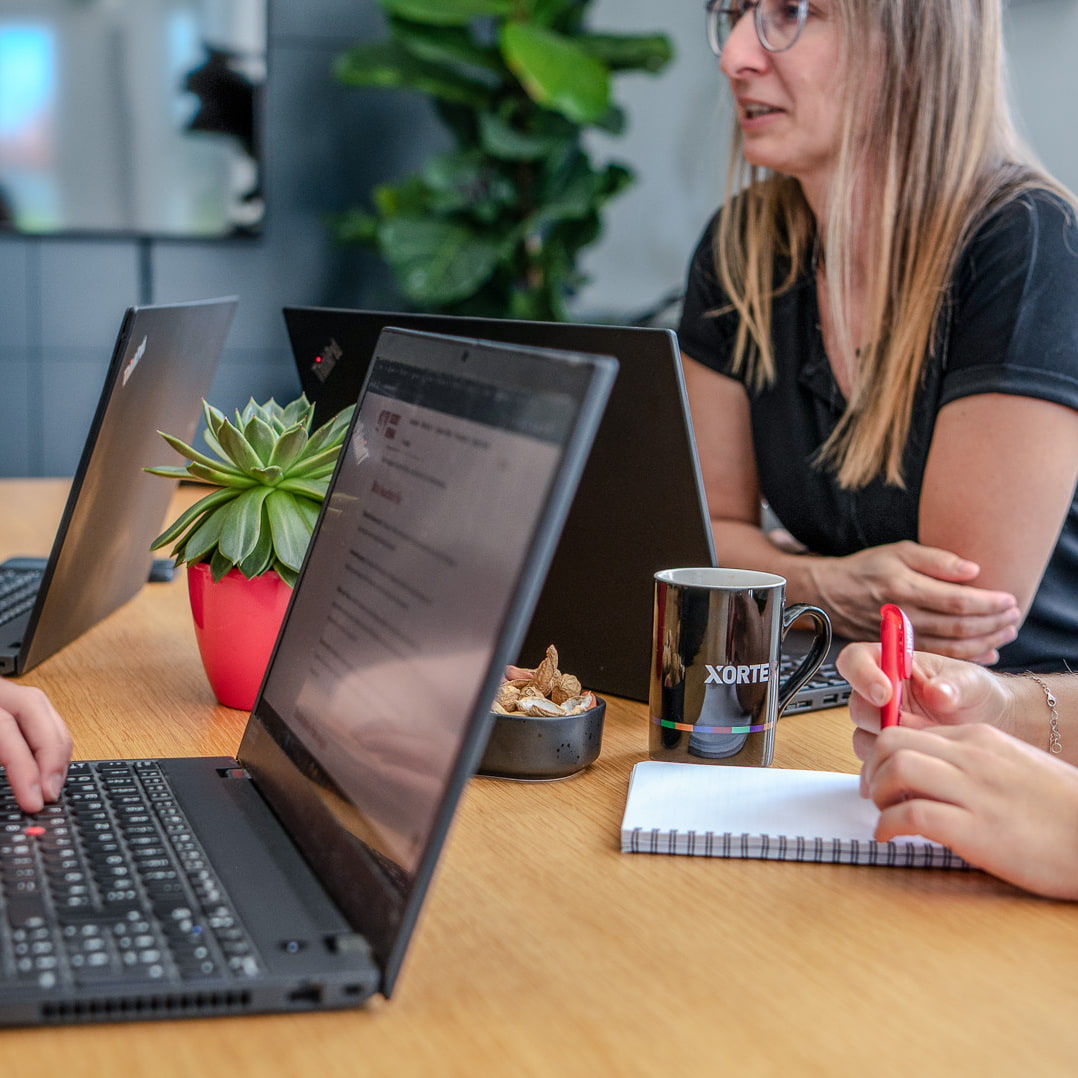 XORTEX eBusiness GmbH Besprechung im Team im Besprechungsraum