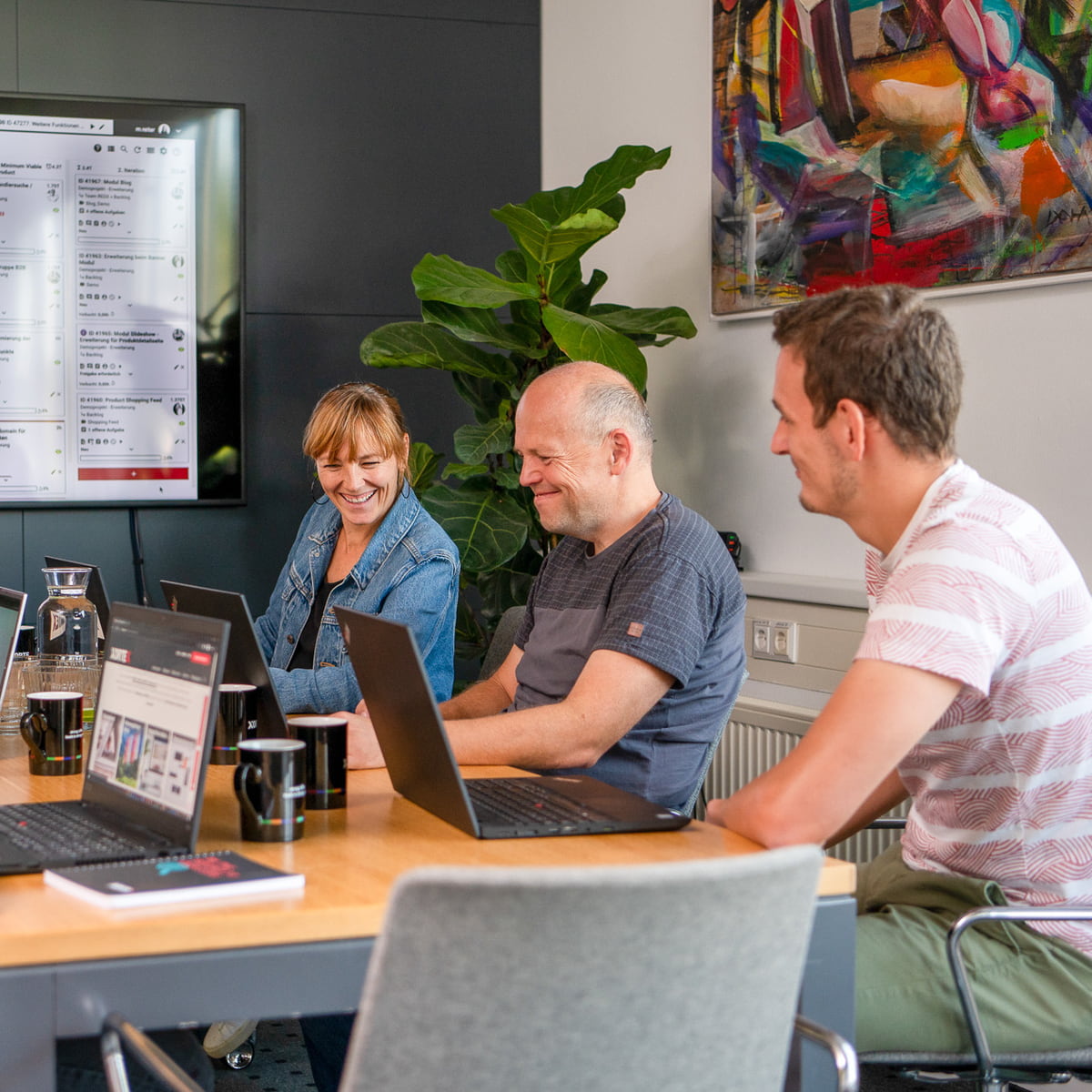 XORTEX eBusiness GmbH XORTEX Mitarbeiter:innen in Besprechungsraum